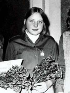 Merkel als Jugendliche mit Auszeichnung der Ehrenplakette für gute Kommunisten