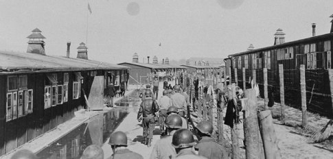 GI´s auf Besichtigungstour im KZ Buchenwald